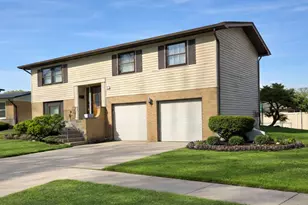 807 W Manor Ct W, Glenwood, IL 60425 - Photo 1