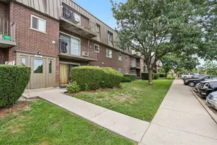 586 Fairway View Dr, Wheeling, IL 60090 - Photo 1