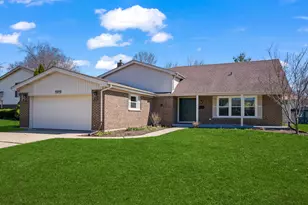 1919 N Pinetree Dr, Arlington Heights, IL 60004 - Photo 1