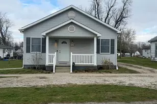 609 E Clay St, Clifton, IL 61727 - Photo 1