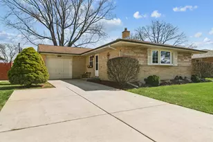589 Jon Ln, Des Plaines, IL 60016 - Photo 1