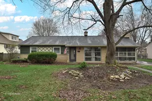 425 E Broadway Ave, Crystal Lake, IL 60014 - Photo 1