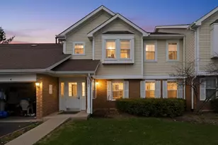 221 Norfolk Ct, Roselle, IL 60172 - Photo 1