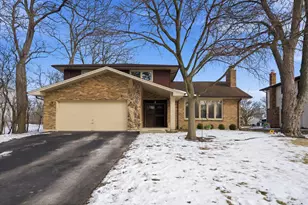5721 Vial Pkwy, La Grange Highlands, IL 60525 - Photo 1
