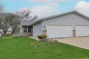 972 Pleasant St, Woodstock, IL 60098 - Photo 1