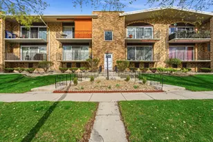10221 S Komensky Ave, Oak Lawn, IL 60453 - Photo 1