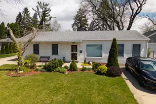 813 Parkside Ct, Streamwood, IL 60107 - Photo 1