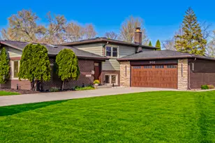 909 S Waverly Pl, Mount Prospect, IL 60056 - Photo 1