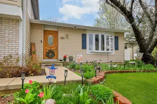 879 Lakeside Dr, Bartlett, IL 60103 - Photo 1