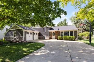 1055 Cardinal Ct, Batavia, IL 60510 - Photo 1