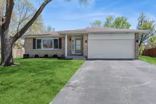 9 Red Bud Ct, Bolingbrook, IL 60490 - Photo 1