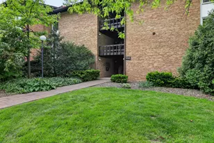 5542 E Lake Dr, Lisle, IL 60532 - Photo 1