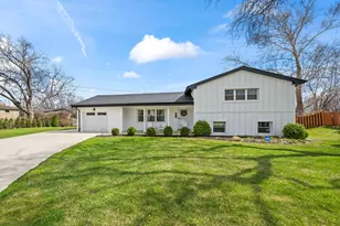 671 Hazel Ct, Roselle, IL 60172 - Photo 1