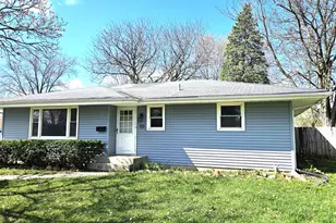 903 W 10th St, Belvidere, IL 61008 - Photo 1