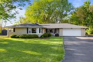415 Maplewood Dr, Sycamore, IL 60178 - Photo 1