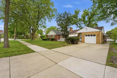 306 W Lonnquist Boulevard, Mount Prospect, IL 60056 - Photo 1
