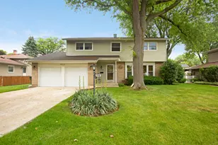 1110 E Dogwood Ln, Mount Prospect, IL 60056 - Photo 1
