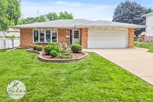 4402 Sycamore Ln, Rolling Meadows, IL 60008 - Photo 1