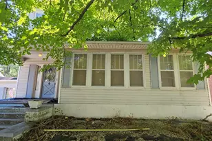 524 N Broadway, Salem, IL 62281 - Photo 1