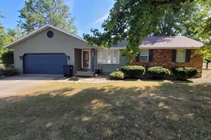 437 Prairie View Dr, Salem, IL 62881 - Photo 1