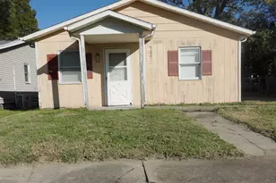 310 N 4th St, Earlville, IL 62932 - Photo 1