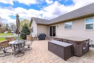 1985 Woodcrest Cir, Kronenwetter, WI 54455 - Photo 5