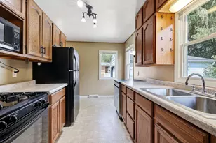 1108 Brown St, Wausau, WI 54403 - Photo 11