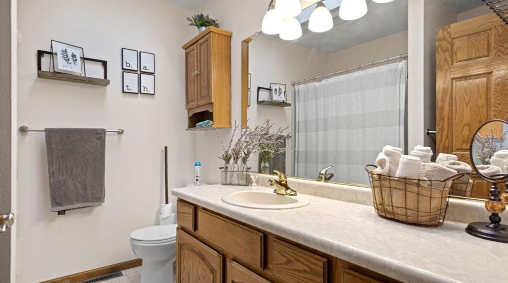 104 Canterbury Rd, Eau Claire WI  54701-7104 exterior