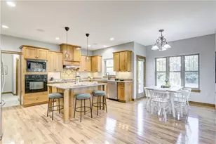 907 Sandalwood Dr, Altoona, WI 54720 - Photo 9