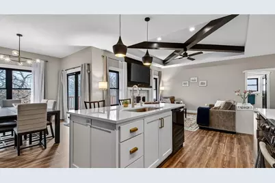 4642 S Oakwood Hills Parkway, Eau Claire, WI 54701 - Photo 9