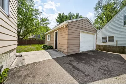 1021 Essex Street, Eau Claire, WI 54703 - Photo 9
