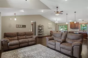 623 Autumn Dr, Altoona, WI 54720 - Photo 5