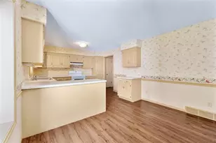 137 Canterbury Rd, Eau Claire, WI 54701 - Photo 9