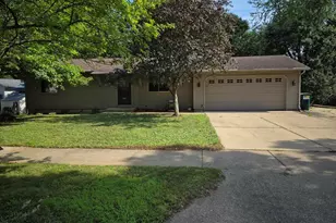 809 Kimberly Dr, Eau Claire, WI 54703 - Photo 1