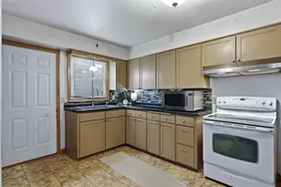 1043 Vine St, Eau Claire, WI 54703 - Photo 7