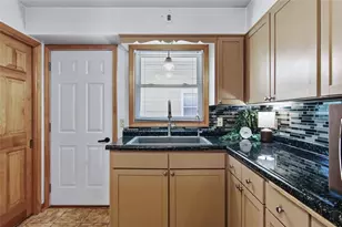1043 Vine St, Eau Claire, WI 54703 - Photo 9