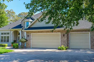 1055 Timber Run Dr, Neenah, WI 54956 - Photo 3