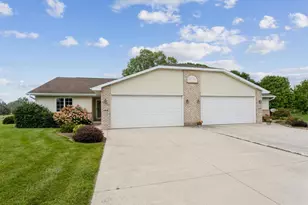 498 Ridgeway Ct, Brillion, WI 54110 - Photo 3