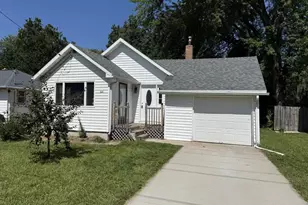 626 W 17th Ave, Oshkosh, WI 54902 - Photo 1