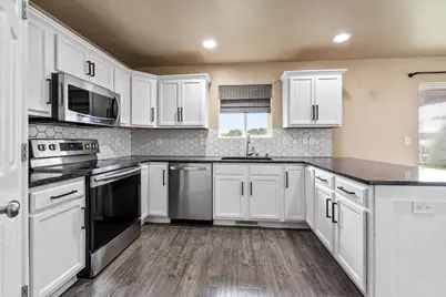 3980 N Parker Way, De Pere, WI 54115 - Photo 9