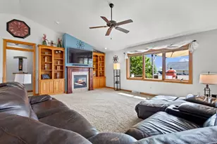 192 Whimbrel Ct, Pulaski, WI 54162 - Photo 3