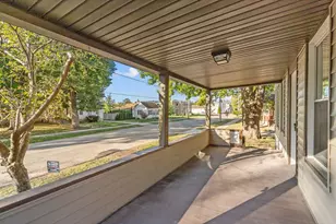 110 W 17th Ave, Oshkosh, WI 54902 - Photo 5