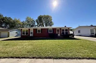 817 W Gruenwald Ave, Oshkosh, WI 54901 - Photo 1