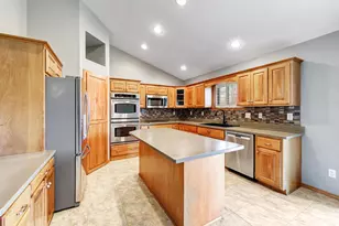 479 Earnhardt Ct, Green Bay, WI 54311 - Photo 9