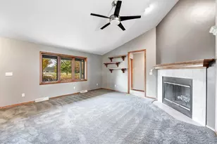 479 Earnhardt Ct, Green Bay, WI 54311 - Photo 3