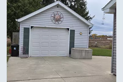 807 E Linden Avenue, Manitowoc, WI 54220 - Photo 3