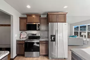 1715 Sovereign Way, Neenah, WI 54956 - Photo 9