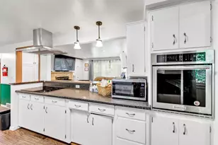 1014 Laverne Dr, Green Bay, WI 54311 - Photo 5