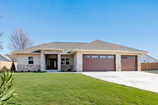 475 Earnhardt Ct, Green Bay, WI 54311 - Photo 1