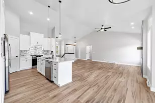 475 Earnhardt Ct, Green Bay, WI 54311 - Photo 11